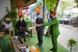 Ảnh: Quận 'vùng cam' duy nhất ở Hà Nội yêu cầu chủ cửa hàng chỉ bán mang về