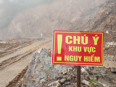 Hơn một năm sau sạt lở, nhiều con đường vùng cao Quảng Nam vẫn ngổn ngang đất đá