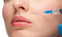 Tiêm filler nâng mũi ở spa, cô gái trẻ 25 tuổi hoại tử da mặt