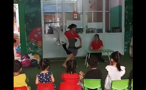 Cả lớp há hốc với màn ảo thuật của cô giáo 