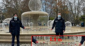 Cảnh sát Đức dùng thước để đảm bảo dân giãn cách xã hội