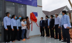 Bàn giao nhà tình nghĩa của đơn vị kết nghĩa cho người lao động