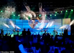 Thót tim cảnh cô dâu chú rể ngã từ vòng lửa cao gần 4 m