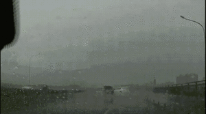 Video: Cố vượt trên đường mưa, xe hơi trượt dài, xoay tròn nhiều vòng 