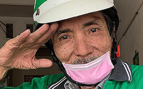 Nghệ sĩ Thương Tín làm shipper