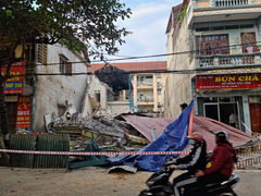 Nhà hàng xóm đào móng, căn nhà 2 tầng ở Lào Cai sụp đổ hoàn toàn