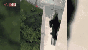 Video: Dùng con cua gắp chiếc áo bị rơi xuống tầng 1