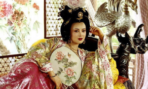 Vì sao Dương Quý phi được vua si mê nhưng vẫn bị đuổi về nhà ngoại 2 lần?