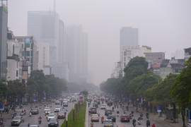 Ảnh: Không khí ô nhiễm mức báo động, trời Hà Nội mờ mịt như Sa Pa