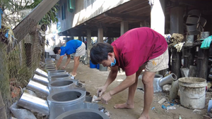 Video: Người đàn ông 40 năm khom lưng làm bếp lò ở An Giang