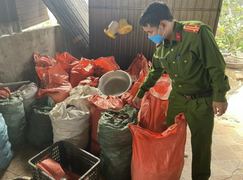 Hà Tĩnh: Phát hiện hơn 1 tấn mỡ động vật và chân gà không rõ nguồn gốc