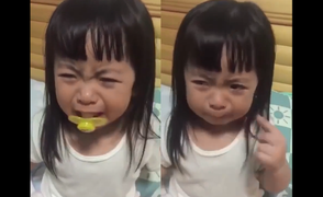 Chết cười xem 'thánh ăn vạ' bôi nước mắt giả lên mặt