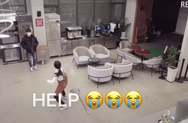 Nữ nhân viên muốn độn thổ vì bị khách bắt quả tang 'lên cơn hâm'