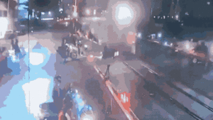 Video: Phi xe qua barie chắn tàu, người đàn ông suýt mất mạng