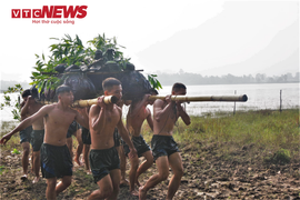 Video: Bộ đội Hà Tĩnh ngâm mình trong mưa rét diễn tập vượt sông