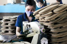 Giảm thuế VAT, trực tiếp hạ giá, kích dân mua sắm Tết