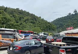 Du khách đổ về Đà Lạt cuối tuần, chốt kiểm soát dịch COVID-19 ùn ứ