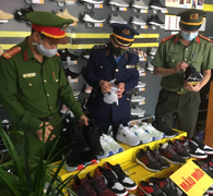 Bắc Ninh: Kiểm tra 4 cửa hàng, thu giữ gần 5.000 đôi giày giả mạo nhãn hiệu