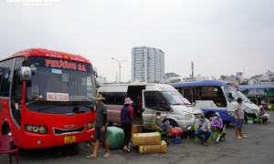 Chủ xe khách ở Bến xe miền Đông: Tình hình thế này chắc tôi vỡ nợ mất!