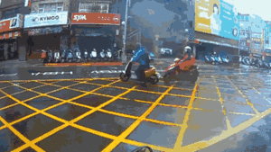 Video: Cố tình vượt đèn đỏ, xe máy tông văng một phương tiện trên đường