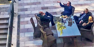 Thủ tướng Anh bị chụp ảnh tụ tập với nhân viên trong thời gian giãn cách 