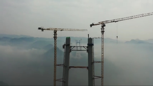 Video: Cận cảnh thi công siêu cầu treo cao 208m trên núi ở Trung Quốc 