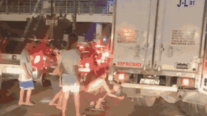 Video: Lợi dụng tắc đường, nhóm thanh niên vặt trộm ắc quy ô tô 