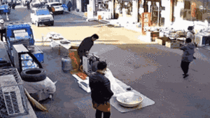 Video: Máy làm bỏng ngô nổ tung, người đi đường hoảng hồn