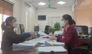 ‘Đi từng ngõ, gõ từng nhà’ vận động người dân tham gia BHXH tự nguyện