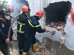 Cứu hỏa đập tường, dùng nước từ hồ bơi dập tắt đám cháy kho hàng 400m2 