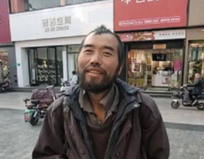 Sốc khi thấy thủ khoa đại học ăn mặc lôi thôi, lang thang giữa phố