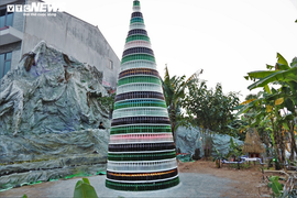 Video: Độc đáo cây thông Noel làm từ 15.000 vỏ chai bia