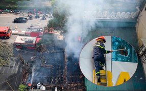 Cảnh sát đập cửa kính, chữa cháy nhà 2 tầng trên phố Hà Nội