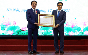 Ông Hoàng Vĩnh Bảo nhận Huân chương Lao động hạng Nhất