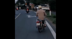 Cao thủ lái xe máy đi nghiêng trên đường