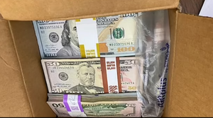 Trường học sốc khi nhận thùng bí ẩn chứa hơn 4 tỷ đồng 