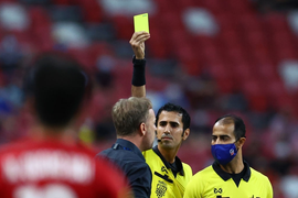 Cầu thủ Thái đánh Quang Hải, vật ngã Văn Toàn, trọng tài vẫn không rút thẻ đỏ