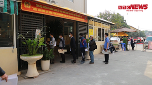 Video: Trước ngày hết hạn, tài xế ồ ạt đi đổi biển số ô tô sang màu vàng