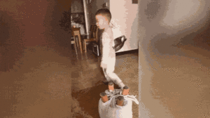 Video: Cậu bé 3 tuổi thể hiện kỹ năng tung chảo như đầu bếp chuyên nghiệp