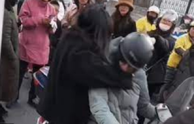 Phẫn nộ nữ sinh 15 tuổi đánh mẹ giữa phố