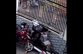 Bé trai sợ kinh hồn vì lỡ nghịch dại