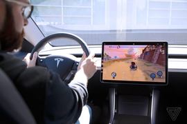 Cho phép chơi game trên xe, Tesla bị điều tra