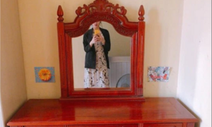 Bàn trang điểm gỗ xịn được rao bán 100 triệu, dân mạng ‘lạnh gáy’ vì 1 chi tiết