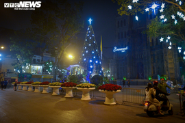 Đêm Noel ở Hà Nội: Nhà thờ lớn vắng lặng, phố Hàng Mã ken đặc người