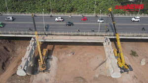 Video: Dùng 2 cẩu gần 300 tấn lắp phiến dầm cầu Vĩnh Tuy 2