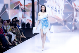Lần đầu sải bước trên sàn catwalk, Hoa hậu Tô Diệp Hà được khen ngợi hết lời