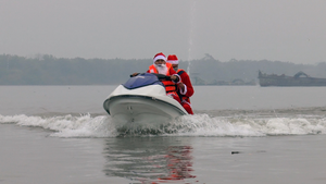 Video: 'Ông già Noel' đi mô tô nước tặng quà cho xóm chài trên sông Hồng