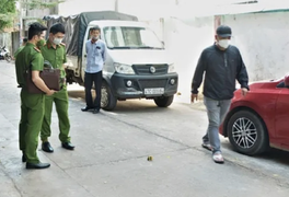 Người phụ nữ tử vong bên đường với nhiều vết thương trên người