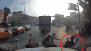 Video: 'Thông chốt' CSGT, nam thanh niên lao vào đuôi xe tải