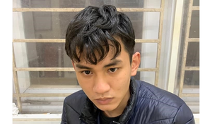 Công an phối hợp người dân bắt giữ nam shipper cướp điện thoại trên phố Hà Nội